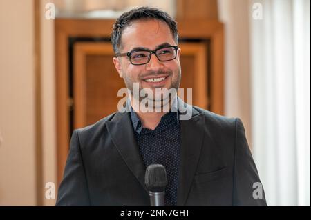 Kiel, Deutschland, 25. Februar 2023, der dänische Staatsbürger Wirtschaftsminister Claus Ruhe Madsen und weitere Personen erhalten während einer feierlic Stockfoto