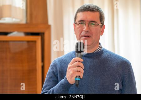 Kiel, Deutschland, 25. Februar 2023, der dänische Staatsbürger Wirtschaftsminister Claus Ruhe Madsen und weitere Personen erhalten während einer feierlic Stockfoto