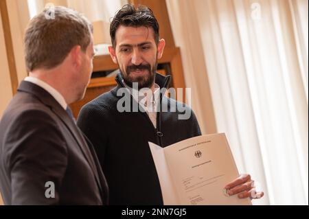 Kiel, Deutschland, 25. Februar 2023, der dänische Staatsbürger Wirtschaftsminister Claus Ruhe Madsen und weitere Personen erhalten während einer feierlic Stockfoto