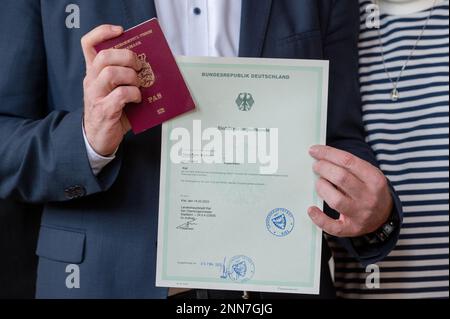 Kiel, Deutschland, 25. Februar 2023, der dänische Staatsbürger Wirtschaftsminister Claus Ruhe Madsen und weitere Personen erhalten während einer feierlic Stockfoto