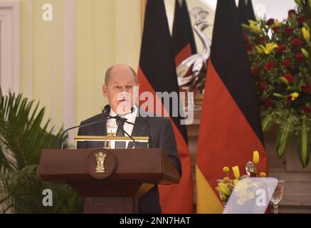 Delhi, Indien. 25. Februar 2023. Bundeskanzler Olaf Scholz während einer Medieninteraktion nach ihrer Tagung und ihrem Vertragsaustausch im Hyderabad-Haus in Neu-Delhi. (Foto: Sondeep Shankar/Pacific Press) Kredit: Pacific Press Media Production Corp./Alamy Live News Stockfoto