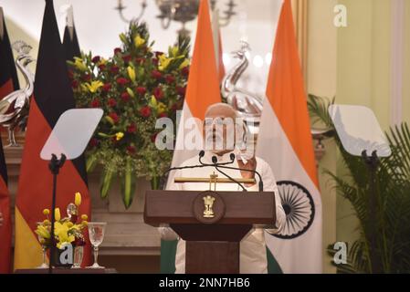 Delhi, Indien. 25. Februar 2023. Ministerpräsident Narendra Modi während einer Medieninteraktion nach der Begegnung und dem Austausch von Abkommen im Hyderabad-Haus in Neu-Delhi. (Foto: Sondeep Shankar/Pacific Press) Kredit: Pacific Press Media Production Corp./Alamy Live News Stockfoto