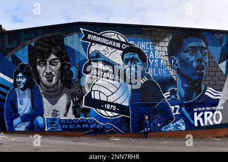 25. Februar 2023: St Andrews, Birmingham, West Midlands, England; EFL Championship Football, Birmingham City gegen Luton Town; Ein junger Fan steht vor dem Wandgemälde von Jude Bellingham und Trevor Francis Stockfoto