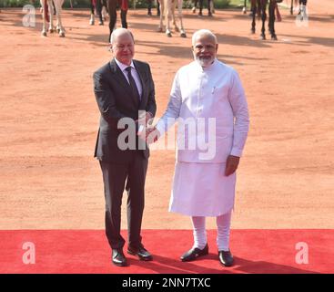 Delhi, Delhi, Indien. 25. Februar 2023. Bundeskanzler Olaf Scholz (L) wird von Premierminister Narendra Modi bei einem feierlichen Empfang im Rashtrapati Bhavan begrüßt. (Kreditbild: © Sondeep Shankar/Pacific Press via ZUMA Press Wire) NUR REDAKTIONELLE VERWENDUNG! Nicht für den kommerziellen GEBRAUCH! Stockfoto