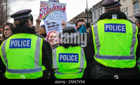 London, Großbritannien, 25. Februar 2023. Mehr als 500 Aktivisten aus „Stand Up to Racism“, LGBT-Gruppen und der lokalen Gemeinschaft haben eine Kundgebung organisiert, um eine Geschichtenerzählung mit Drag Queen „That Girl“ im Honor Oak Pub im Südosten Londons zu unterstützen. Mit dem Ziel, einem kleineren Protest von etwa 20-30 Aktivisten aus dem "Turning Point UK" entgegenzuwirken, an dem der prominente rechte Kommentator Calvin Robinson teilnahm. Zusammenstöße zwischen den lautstarken Anhängern des rechten und linken Flügels haben zu einer starken Polizeipräsenz geführt. Das Geschichtenerzählen verlief wie geplant und die Sicherheit wurde verschärft. Stockfoto