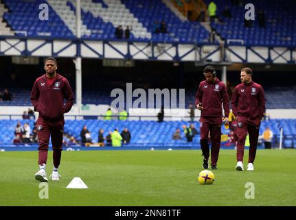 Goodison Park, Liverpool, Großbritannien. 25. Februar 2023. Premier League Football, Everton gegen Aston Villa; Aston Villa Spieler inspizieren das Spielfeld vor dem Spiel Credit: Action Plus Sports/Alamy Live News Stockfoto