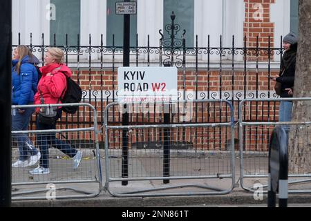 Notting Hill Gate, London, Großbritannien. 25. Februar 2023 Der Abschnitt der Bayswater Road gegenüber dem russischen Konsulat wird in Kyiv Road umbenannt. Kredit: Matthew Chattle/Alamy Live News Stockfoto