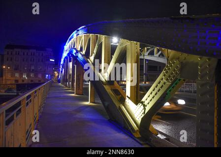 Die Sykora-Brücke von Milos in Ostrava wird anlässlich des ersten Jahrestages in den Farben der ukrainischen Flagge, Tschechische Republik, am 24. Februar 2023 beleuchtet Stockfoto