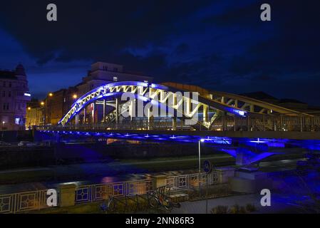Die Sykora-Brücke von Milos in Ostrava wird anlässlich des ersten Jahrestages in den Farben der ukrainischen Flagge, Tschechische Republik, am 24. Februar 2023 beleuchtet Stockfoto