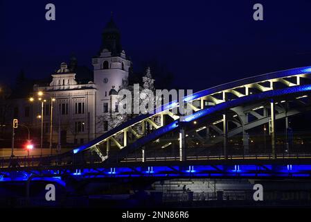 Die Sykora-Brücke von Milos in Ostrava wird anlässlich des ersten Jahrestages in den Farben der ukrainischen Flagge, Tschechische Republik, am 24. Februar 2023 beleuchtet Stockfoto