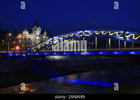 Die Sykora-Brücke von Milos in Ostrava wird anlässlich des ersten Jahrestages in den Farben der ukrainischen Flagge, Tschechische Republik, am 24. Februar 2023 beleuchtet Stockfoto
