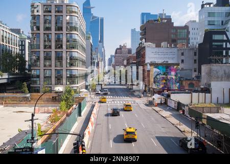Blick von der High Line auf die 10. Avenue von der West 17. Street, Manhattan, New York Stockfoto