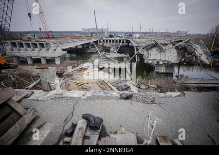 Irpin, Ukraine. 25. Februar 2023. Ein Blick auf die Brücke, die während des Krieges auf der Irpin-Straße bei Kiew zerstört wurde. Der Wiederaufbau der Brücke ist in vollem Gange. Credit: Kay Nietfeld/dpa/Alamy Live News Stockfoto