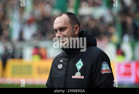 Deutschland. 25. Februar 2023. Bremen, Deutschland. 25. Februar 2023. Fußball: Bundesliga, Werder Bremen - VfL Bochum, Matchday 22, Wohninvest Weserstadion. Werders Coach Ole Werner geht zu einem Interview. Kredit: Carmen Jaspersen/dpa - WICHTIGER HINWEIS: Gemäß den Anforderungen der DFL Deutsche Fußball Liga und des DFB Deutscher Fußball-Bund ist es verboten, im Stadion aufgenommene Fotos und/oder das Spiel in Form von Sequenzbildern und/oder videoähnlichen Fotoserien zu verwenden oder verwenden zu lassen./dpa/Alamy Live News Credit: dpa Picture Alliance/Alamy Live News Stockfoto