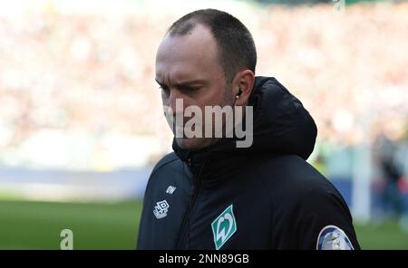 Deutschland. 25. Februar 2023. Bremen, Deutschland. 25. Februar 2023. Fußball: Bundesliga, Werder Bremen - VfL Bochum, Matchday 22, Wohninvest Weserstadion. Werders Coach Ole Werner geht zu einem Interview. Kredit: Carmen Jaspersen/dpa - WICHTIGER HINWEIS: Gemäß den Anforderungen der DFL Deutsche Fußball Liga und des DFB Deutscher Fußball-Bund ist es verboten, im Stadion aufgenommene Fotos und/oder das Spiel in Form von Sequenzbildern und/oder videoähnlichen Fotoserien zu verwenden oder verwenden zu lassen./dpa/Alamy Live News Credit: dpa Picture Alliance/Alamy Live News Stockfoto