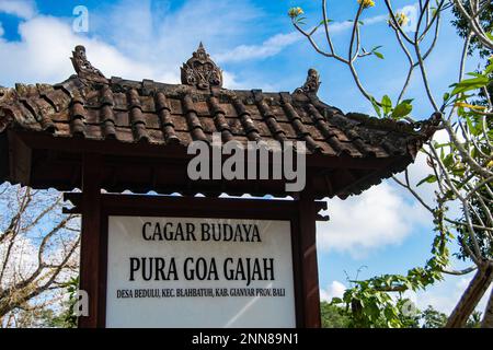 Ein Schild vor dem Eingang zur Elefantenhöhle Pura Goa Gajah auf der indonesischen Insel Bali Stockfoto