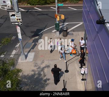 Blick von der High Line auf die 10. Avenue und West 14. Street, Manhattan, New York Stockfoto