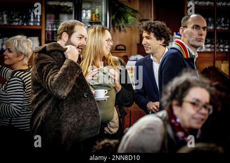 MIDDELBURG - Parteivorsitzende Attje Kuiken (PvdA) und Jesse Klaver (GroenLinks) während einer gemeinsamen Kampagne im Vorfeld der Provinzratswahlen. ANP ROBIN UTRECHT niederlande raus - belgien raus Stockfoto