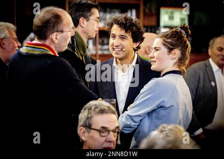 MIDDELBURG - Parteivorsitzende Attje Kuiken (PvdA) und Jesse Klaver (GroenLinks) während einer gemeinsamen Kampagne im Vorfeld der Provinzratswahlen. ANP ROBIN UTRECHT niederlande raus - belgien raus Stockfoto