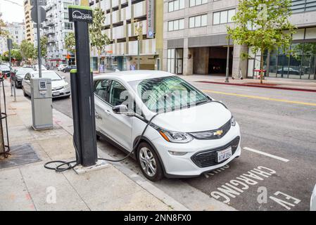 Das elektrische Auto BlueLA Blink Mobilitätssystem wird an einem Car-Sharing-Standort in Los Angeles aufgeladen Stockfoto