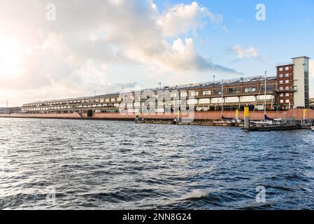 Renoviertes altes Lagerhaus entlang eines ehemaligen Hafens bei Sonnenuntergang im Sommer Stockfoto