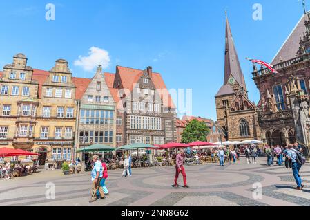 Touristen und Einheimische genießen einen sonnigen Sommertag auf dem Marktplatz im Stadtzentrum von Bremen Stockfoto