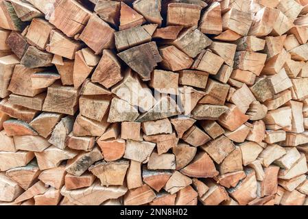 Nahaufnahme von gestapeltem Brennholz. Holzstruktur. Stockfoto