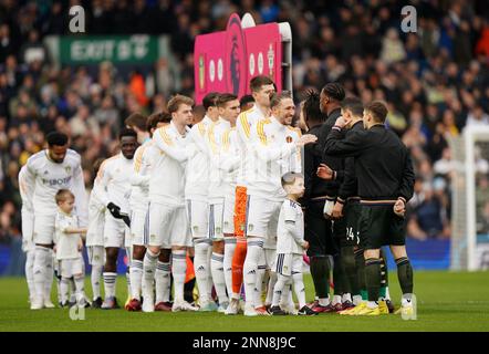 Leeds United Captain Luke Ayling (Zentrum) leitet das Team, indem er den Southampton Spielern vor dem Premier League-Spiel in Elland Road, Leeds, die Hand schüttelt. Foto: Samstag, 25. Februar 2023. Stockfoto