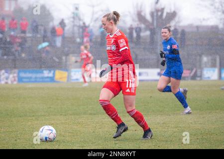 Lea Schüller vom FC Bayern München in Aktion während des Spiels zwischen 1. FFC Turbine Potsdam vs. FC Bayern München, FLYERALARM Frauen-Bundesliga, Round 11, Karl-Liebknecht-Stadion, Potsdam, Deutschland, 25. Februar 2023. Iñaki Esnaola / Alamy Live News Stockfoto