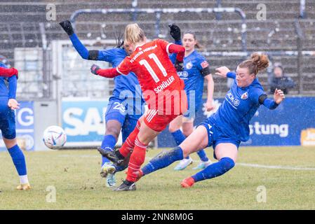 Lea Schüller vom FC Bayern München schießt im Spiel zwischen 1 und 17 Uhr das Tor. FFC Turbine Potsdam vs. FC Bayern München, FLYERALARM Frauen-Bundesliga, Round 11, Karl-Liebknecht-Stadion, Potsdam, Deutschland, 25. Februar 2023. Iñaki Esnaola / Alamy Live News Stockfoto