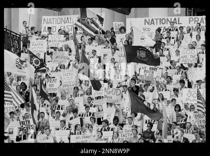 Nixon-Anhänger bei der "Call America Back to God Rally" kurz vor Nixons Rücktritt tragen Schilder mit der Aufschrift "We have Trust in our Congress" und "We have Trust in the Presidency", Washington, DC, 7/22/1974. (Foto: Thomas J O'Halloran/US News and World Report Photograph Collection Stockfoto