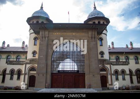 Edirne, Türkei, Februar 2023: Historischer Bahnhof Edirne und verschiedene Museen Stockfoto