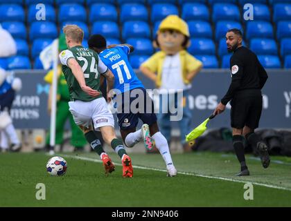 Plymouth Argyle Verteidiger Saxon Earley (24) Defending Peterborough United Midfielder Kwame Poku (11) während des Sky Bet League 1-Spiels Peterborough vs Plymouth Argyle im Weston Homes Stadium, Peterborough, Großbritannien, 25. Februar 2023 (Foto von Stanley Kasala/News Images) Stockfoto