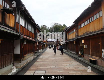 Higashi-Chaya District in Kanazawa, Japan (Wörter auf den Hauslampen bedeuten den Namen dieser Straße „Higashi“) Stockfoto