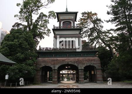 Das Retro-Tor des Oyama-Jinja-Schreins in Kanazawa, Japan Stockfoto