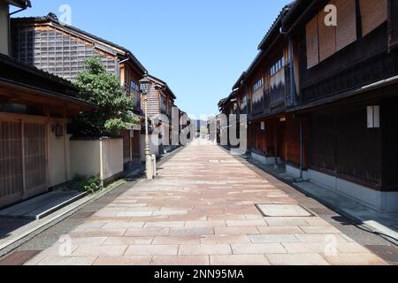 Higashi-Chaya District in Kanazawa, Japan (Wörter auf den Hauslampen bedeuten den Namen dieser Straße „Higashi“) Stockfoto