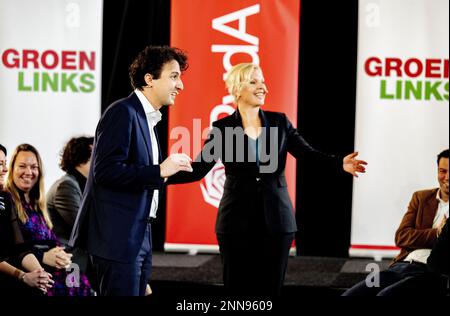 MIDDELBURG - Parteivorsitzende Attje Kuiken (PvdA) und Jesse Klaver (GroenLinks) während einer gemeinsamen Kampagne im Vorfeld der Provinzratswahlen. ANP ROBIN UTRECHT niederlande raus - belgien raus Stockfoto