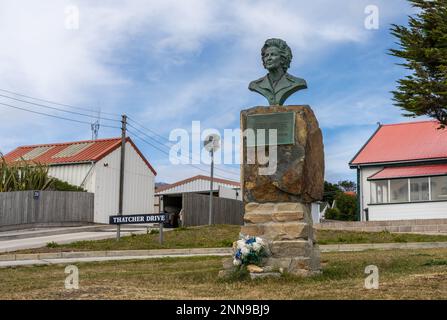 Port Stanley, Falklandinseln - 31. Januar 2023: Büste von Margaret Thatcher und Denkmal Stockfoto