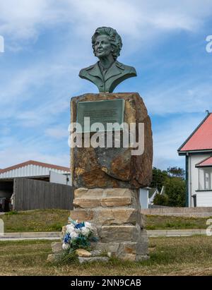 Port Stanley, Falklandinseln - 31. Januar 2023: Büste von Margaret Thatcher und Denkmal Stockfoto