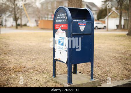 providence, rhode Island, USA - 25. Februar 2023: postfach und Lastwagen für postzustellung in den usa Stockfoto