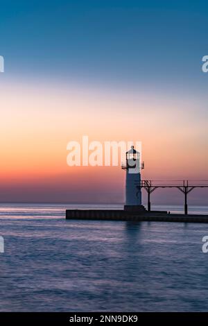 St. Joseph North Pier Lighthouse am Lake Michigan bei Sonnenuntergang, St. Joseph, Berrien Co., MI Stockfoto