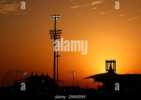 Sakhir, Bahrain. 25. Februar 2023 Circuit Atmosphere - Sonnenuntergang. Formula One Testing, Day Three, Samstag, 25. Februar 2023. Sakhir, Bahrain. Kredit: James Moy/Alamy Live News Stockfoto