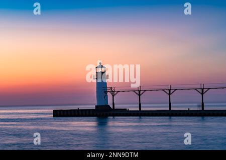 St. Joseph North Pier Lighthouse am Lake Michigan bei Sonnenuntergang, St. Joseph, Berrien Co., MI Stockfoto