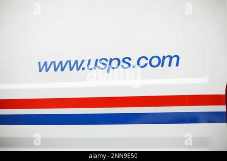 providence, rhode Island, USA - 25. Februar 2023: postfach und Lastwagen für postzustellung in den usa Stockfoto