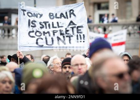 London, Großbritannien. 25. Februar 2023. Leute mit Bannern marschieren durch die Stadt zu einer nationalen Demonstration. Vor einem Jahr marschierte Russland in die Ukraine ein und tötete Tausende von Menschen. Die Stop the war-Bewegung möchte Friedensgespräche führen, nicht die Bewaffnung eines andauernden Krieges, der nur Waffenproduzenten zugute kommt. Kredit: Andy Barton/Alamy Live News Stockfoto