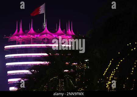 Sakhir, Bahrain. 25. Februar 2023 Atmosphäre des Schaltkreises – nachts. 25.02.2023. Formel-1-Test, Sakhir, Bahrain, Tag Drei. Das Foto sollte wie folgt lauten: XPB/Press Association Images. Kredit: XPB Images Ltd/Alamy Live News Stockfoto