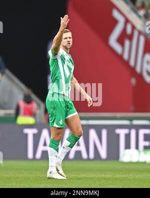Deutschland. 25. Februar 2023. Bremen, Deutschland. 25. Februar 2023. Fußball: Bundesliga, Werder Bremen - VfL Bochum, Matchday 22, Wohninvest Weserstadion. Bremens Niclas Füllkrug feiert sein Ziel, es 1:0 zu schaffen. Kredit: Carmen Jaspersen/dpa - WICHTIGER HINWEIS: Gemäß den Anforderungen der DFL Deutsche Fußball Liga und des DFB Deutscher Fußball-Bund ist es verboten, im Stadion aufgenommene Fotos und/oder das Spiel in Form von Sequenzbildern und/oder videoähnlichen Fotoserien zu verwenden oder verwenden zu lassen./dpa/Alamy Live News Credit: dpa Picture Alliance/Alamy Live News Stockfoto