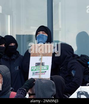 Das Strandhotel Beresford. Es findet eine Demonstration der Rechtsgruppe Reform UK gegen Asylbewerber statt. Eine geheime Anzahl von Migranten wird vom Home Office im 100-Zimmer-Strandhotel in Newquay untergebracht. Das Hotel gehört der Bespoke-Gruppe von Hotels und wurde zu diesem Zweck dem Home Office angeboten. Obwohl es offiziell eine vorübergehende Maßnahme ist, sind viele der Einwohner seit November 2022 hier, während das Heimatbüro Asylanträge bearbeitet. Eine viel größere Gruppe von anti-faschistischen Gegendemonstratoren ist ebenfalls anwesend, mit Plakaten und Blumen, die sich gegenübersehen Stockfoto