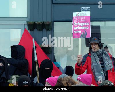 Das Strandhotel Beresford. Es findet eine Demonstration der Rechtsgruppe Reform UK gegen Asylbewerber statt. Eine geheime Anzahl von Migranten wird vom Home Office im 100-Zimmer-Strandhotel in Newquay untergebracht. Das Hotel gehört der Bespoke-Gruppe von Hotels und wurde zu diesem Zweck dem Home Office angeboten. Obwohl es offiziell eine vorübergehende Maßnahme ist, sind viele der Einwohner seit November 2022 hier, während das Heimatbüro Asylanträge bearbeitet. Eine viel größere Gruppe von anti-faschistischen Gegendemonstratoren ist ebenfalls anwesend, mit Plakaten und Blumen, die sich gegenübersehen Stockfoto