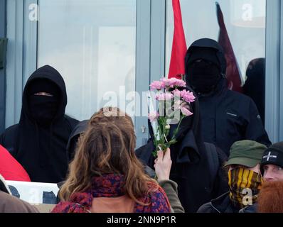 Das Strandhotel Beresford. Es findet eine Demonstration der Rechtsgruppe Reform UK gegen Asylbewerber statt. Eine geheime Anzahl von Migranten wird vom Home Office im 100-Zimmer-Strandhotel in Newquay untergebracht. Das Hotel gehört der Bespoke-Gruppe von Hotels und wurde zu diesem Zweck dem Home Office angeboten. Obwohl es offiziell eine vorübergehende Maßnahme ist, sind viele der Einwohner seit November 2022 hier, während das Heimatbüro Asylanträge bearbeitet. Eine viel größere Gruppe von anti-faschistischen Gegendemonstratoren ist ebenfalls anwesend, mit Plakaten und Blumen, die sich gegenübersehen Stockfoto